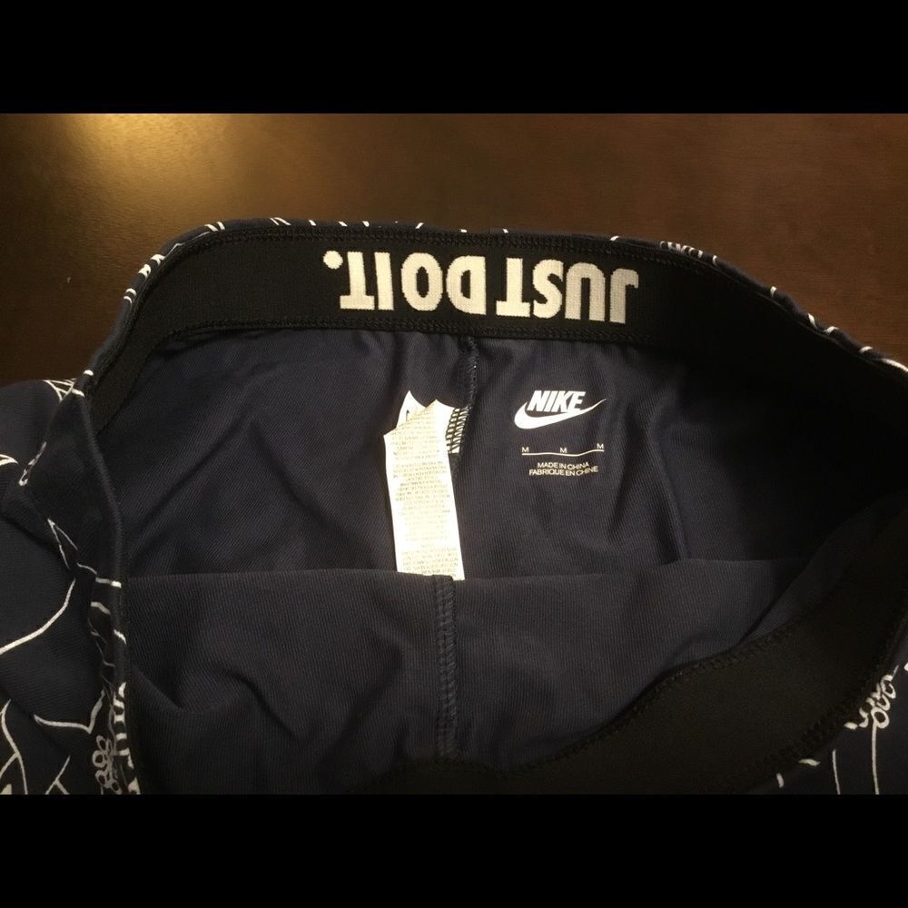 Nike Women’s Floral Outline Print Leggings Size M - Picture 3 of 3